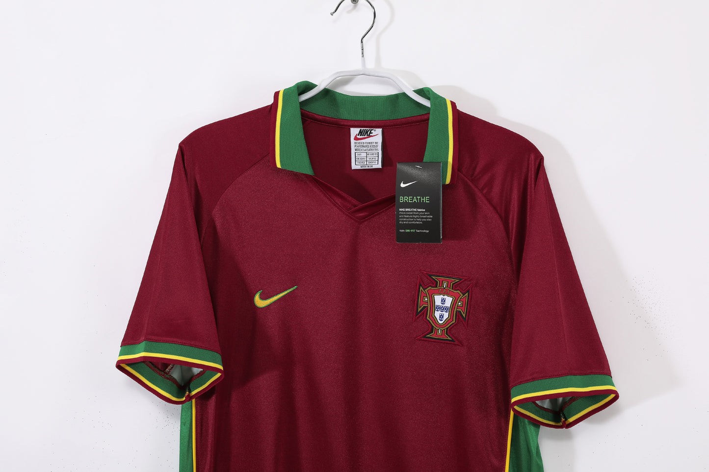 Camiseta Portugal Nike Local 2002–2004 (Mundial 2002) – Granate con cuello verde
