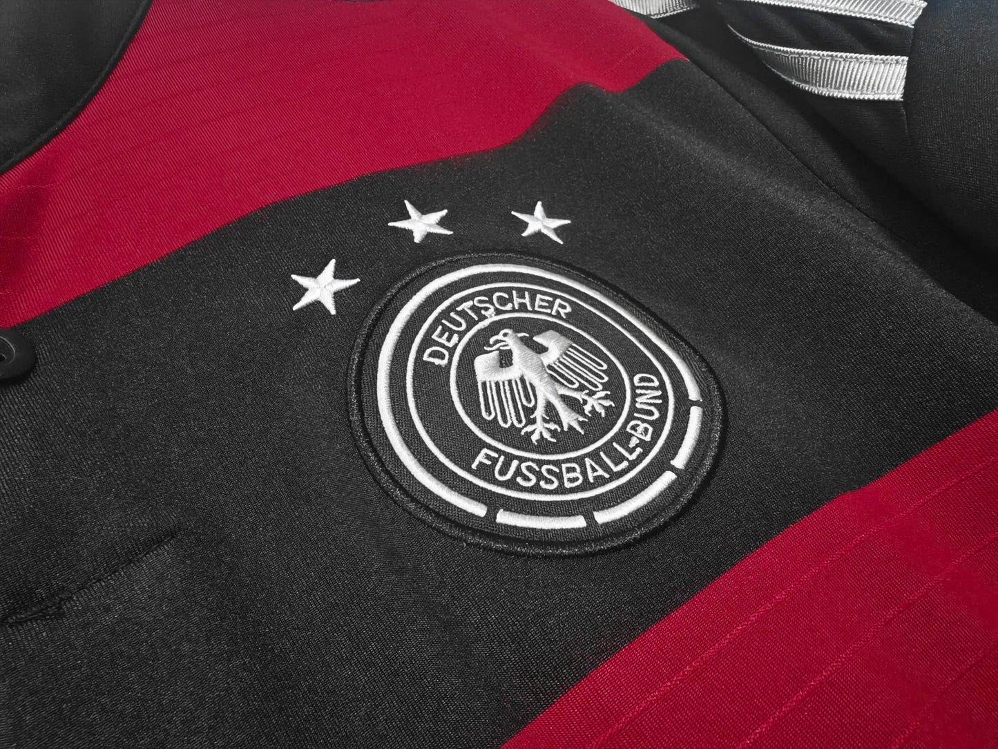 Camiseta Alemania adidas Away 2014/15 (Brasil 2014) – Negra con franjas rojas, cuello henley – Climacool
