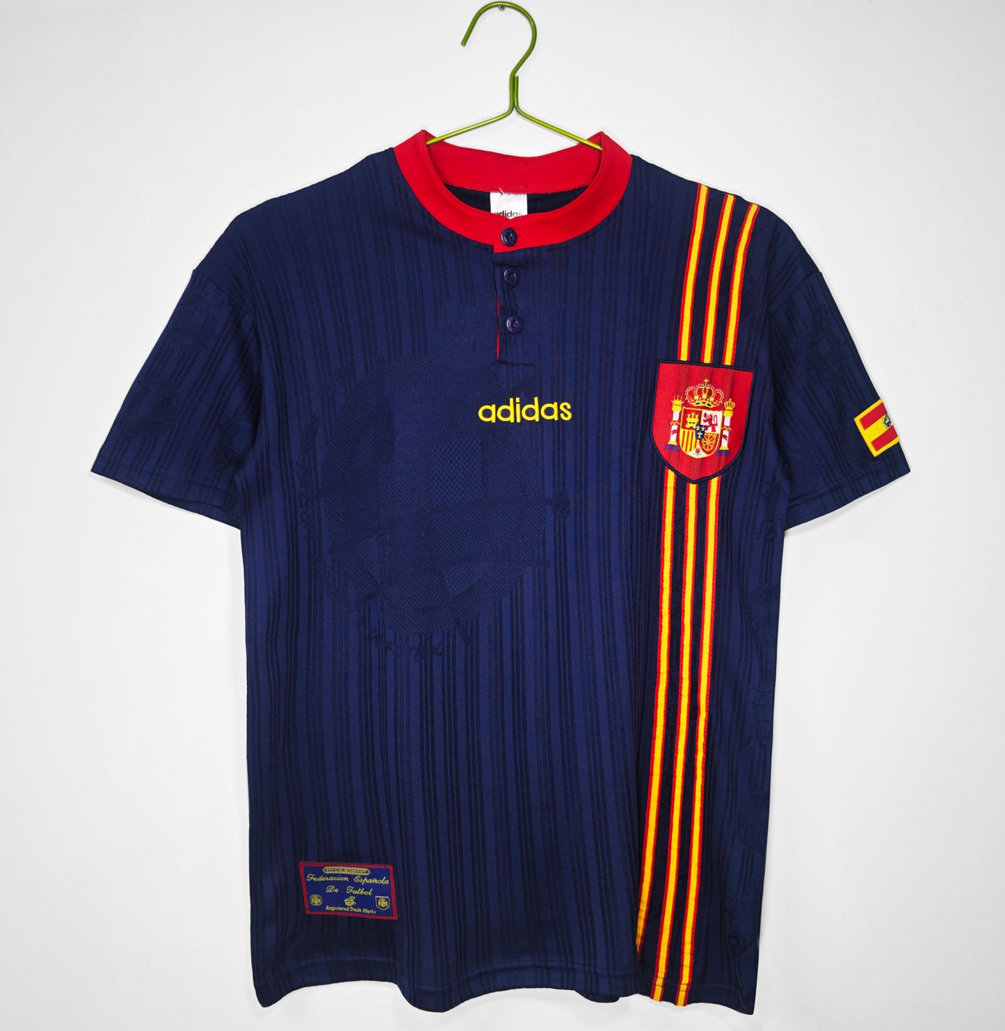 Camiseta España adidas Visitante 1994–1996 (USA ’94) – Azul marino con franja bandera y cuello henley