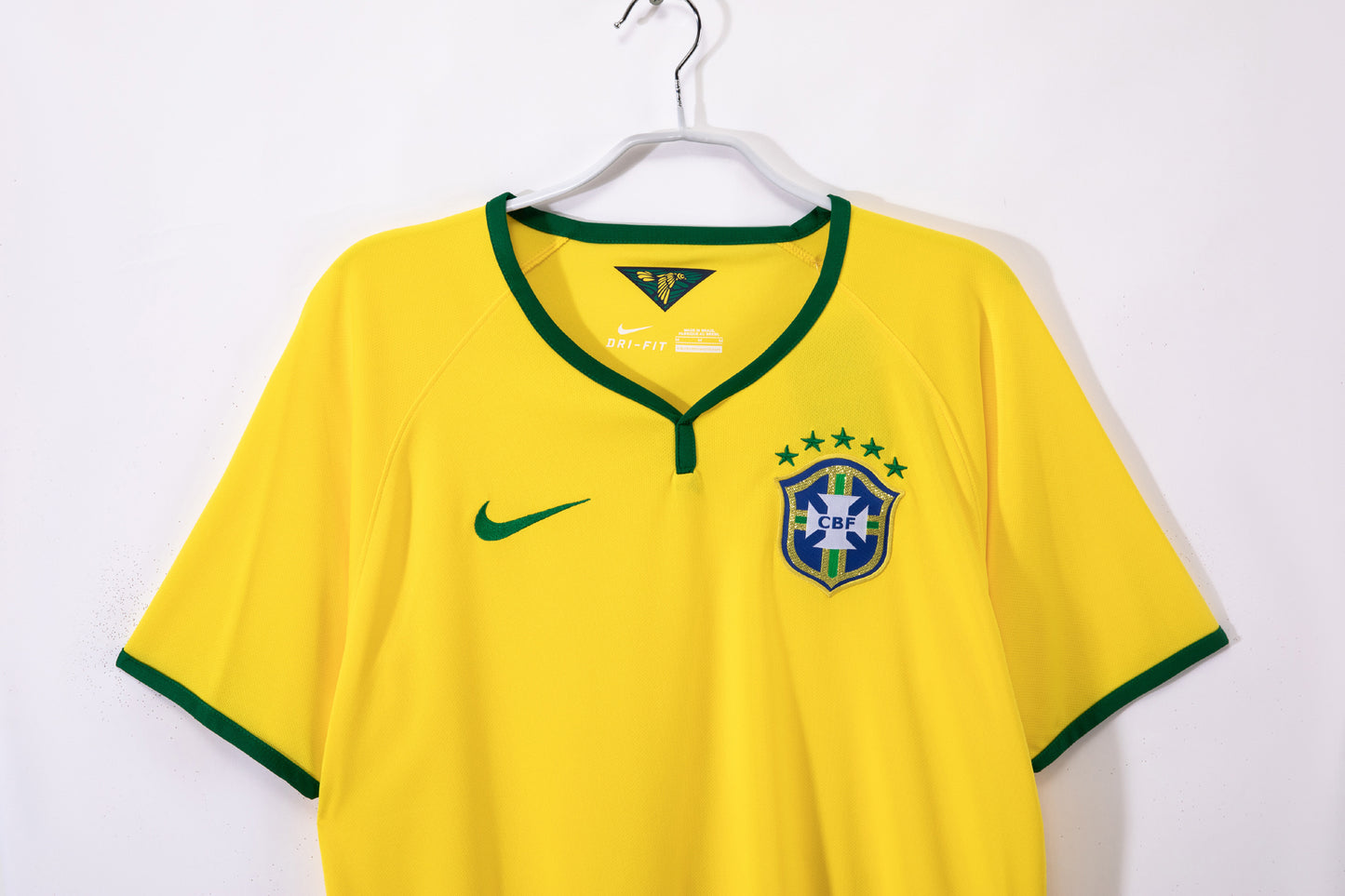 Camiseta Brasil Nike Local 2012/13 – Amarilla con cuello “notch” verde (Dri-FIT)