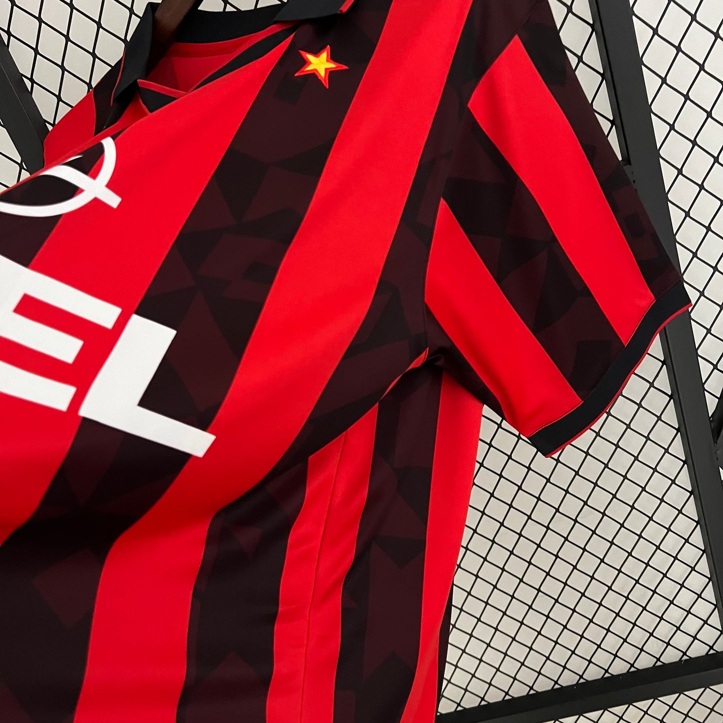 AC Milan “OPEL” 1996–97 — Camiseta home Lotto rossonera (cuello en V)