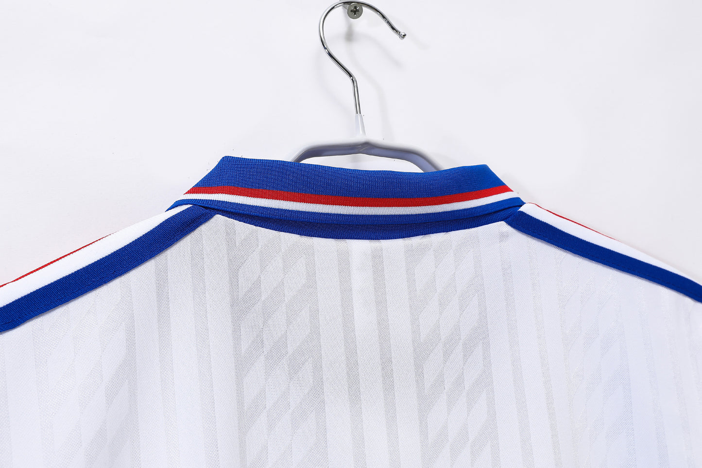 Camiseta Francia adidas Visitante 1992–1993 – Blanca con franja de triángulos tricolor