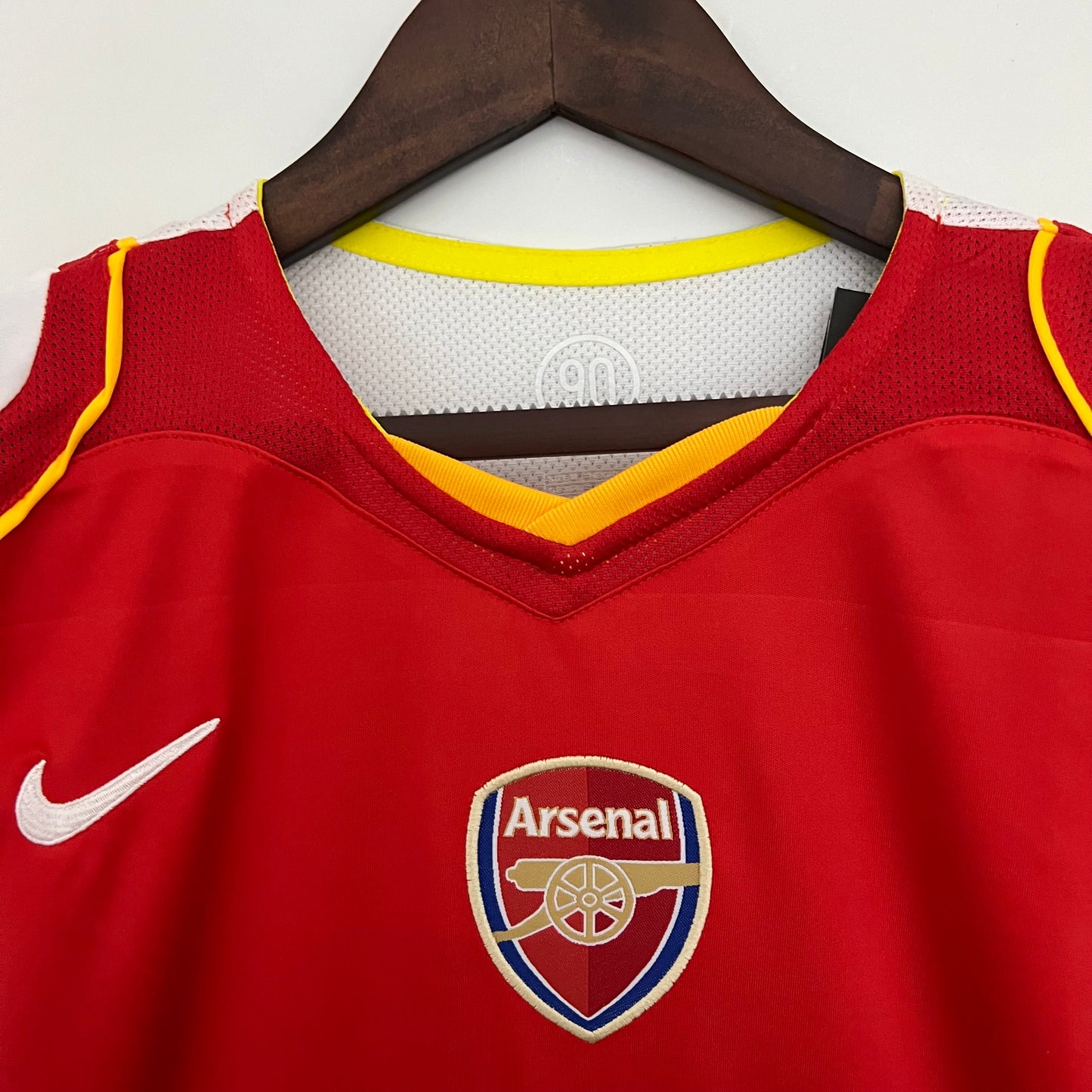 Arsenal “O2” 2004–05 — Camiseta home Nike roja (mangas blancas)