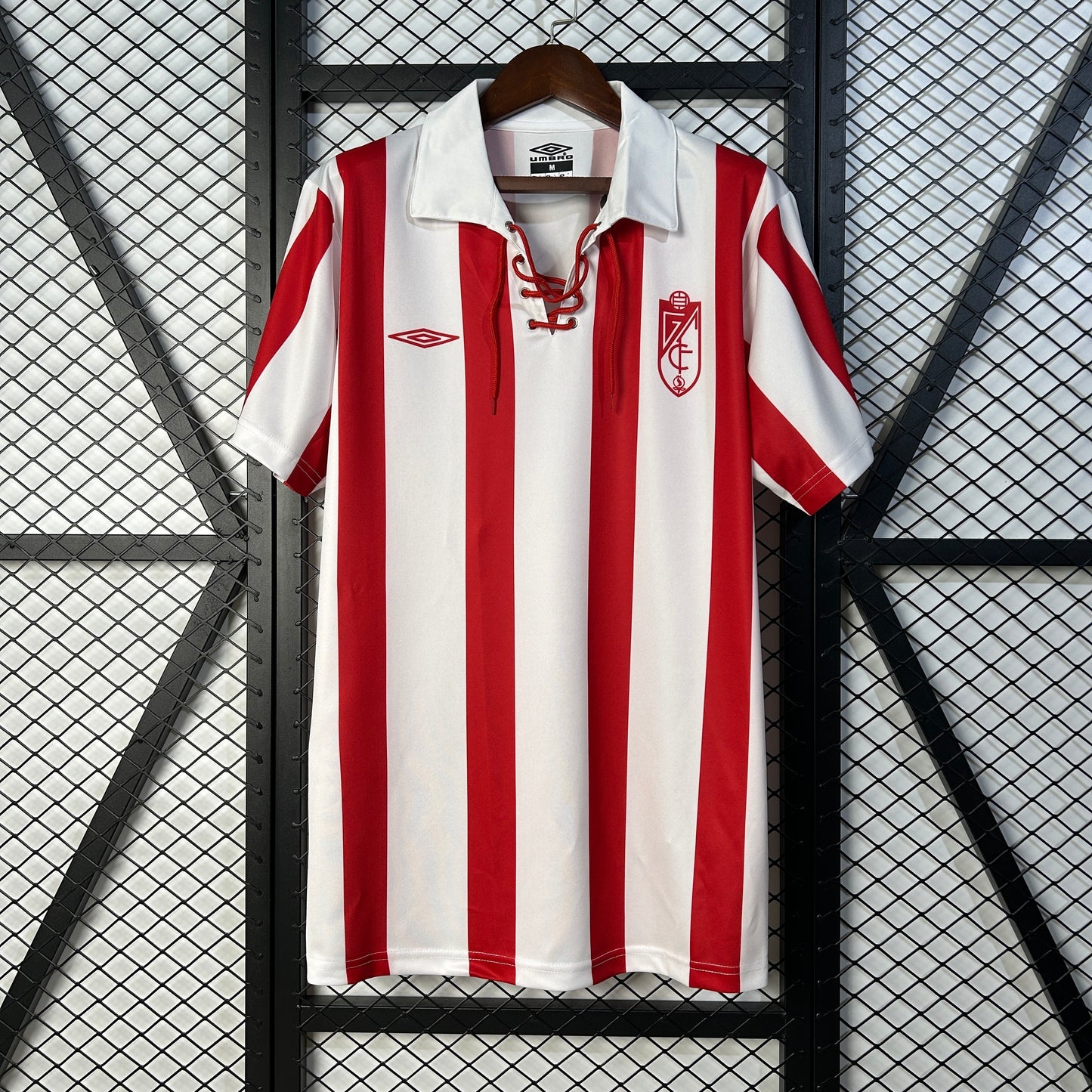 Granada CF Retro Home Umbro – Rayas rojas/blancas con cordones