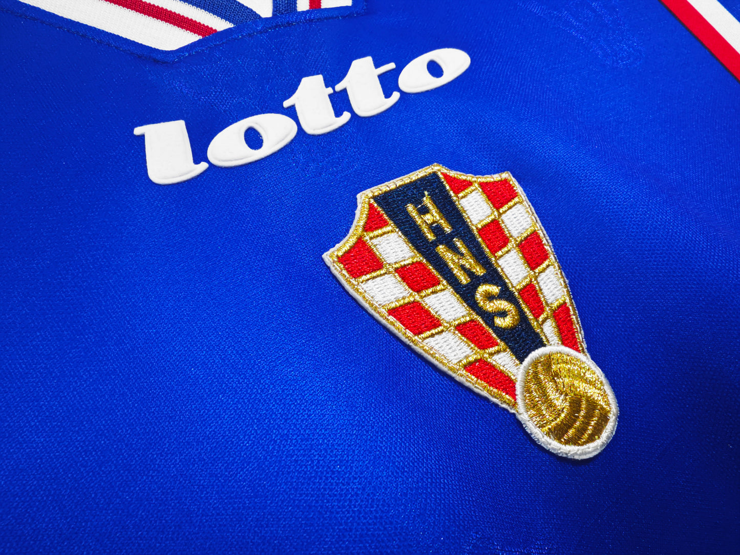 Camiseta Croacia Lotto Away 1998 – Azul con damero lateral (Francia ’98, era Šuker/Boban)