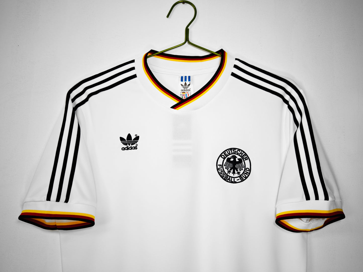 Camiseta Alemania adidas Originals Retro – Blanca con 3 bandas y ribete tricolor (inspiración 70/80)