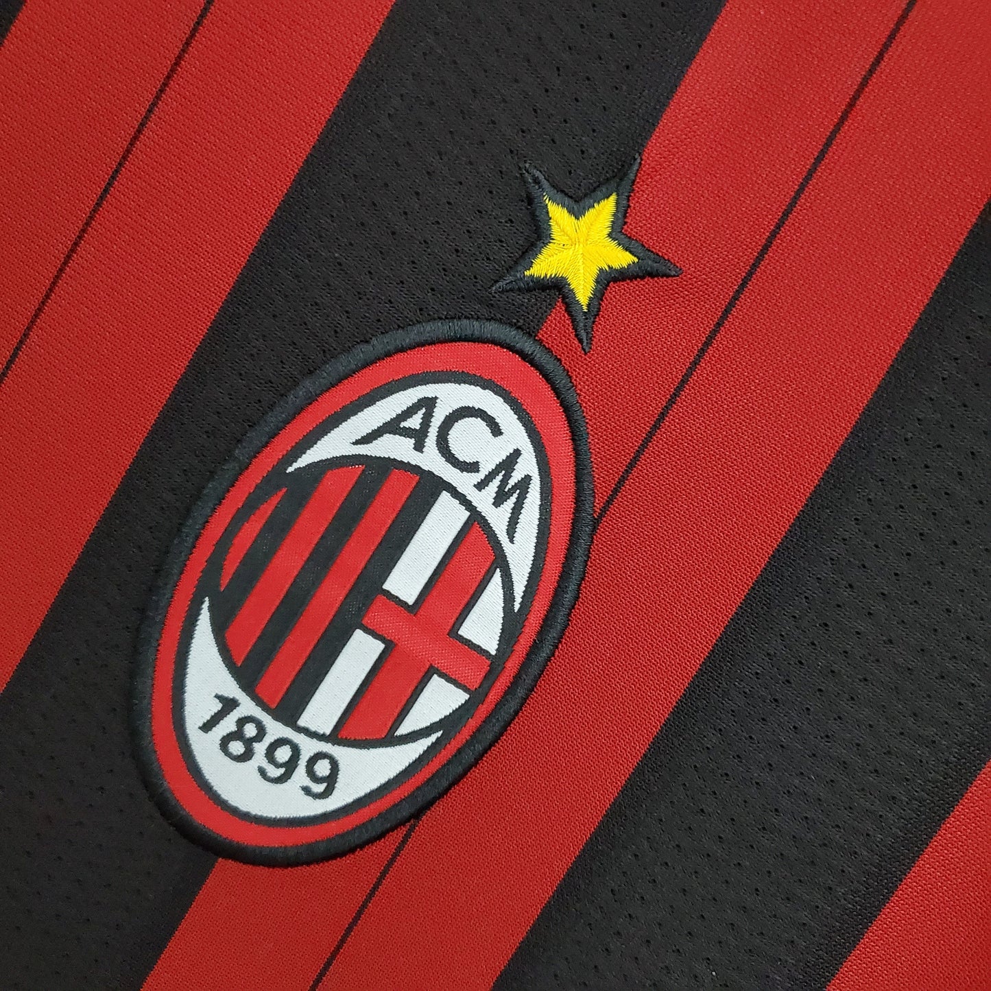 AC Milan “Fly Emirates” 2013–14 — Camiseta home Adidas rossonera (3 bandas doradas)