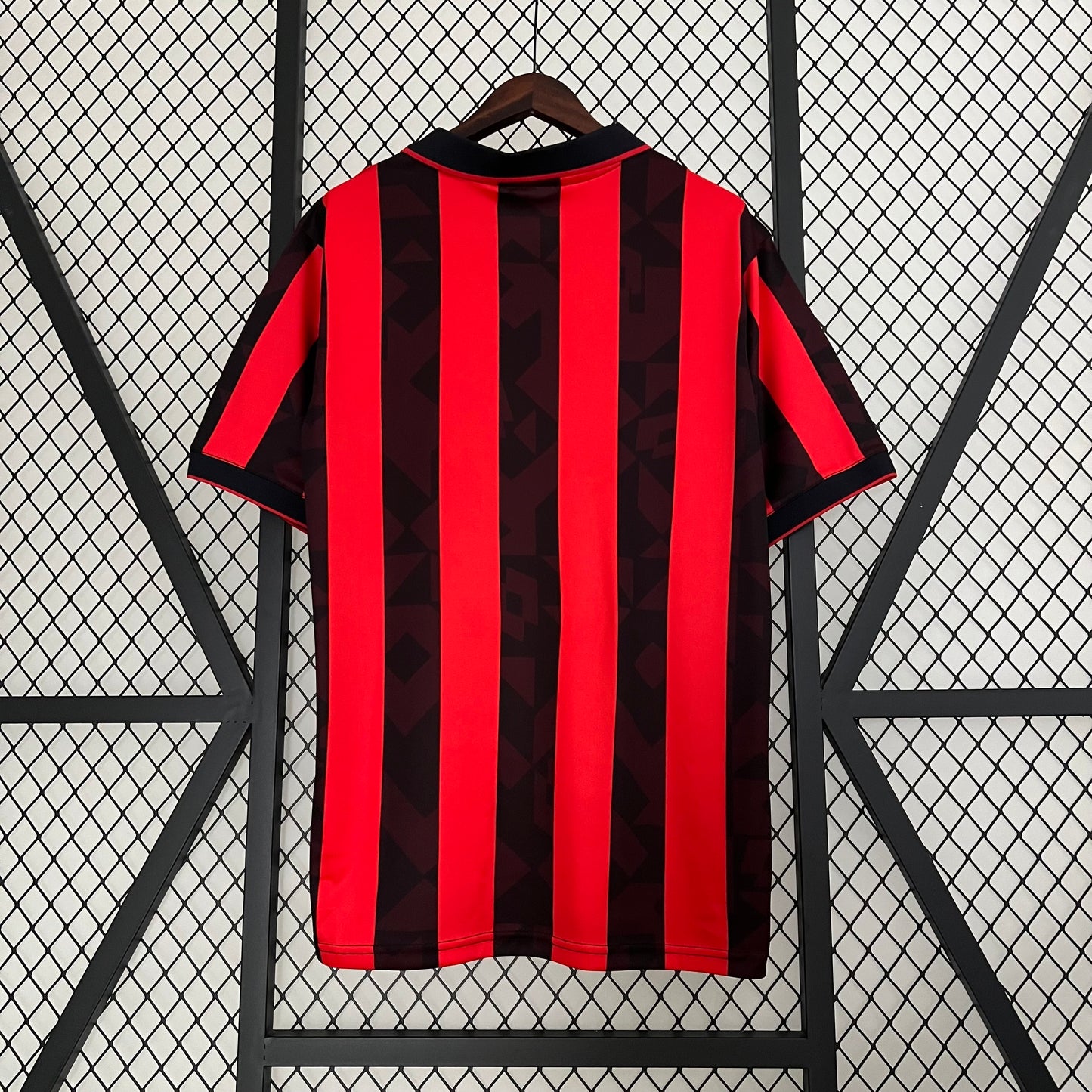 AC Milan “OPEL” 1996–97 — Camiseta home Lotto rossonera (cuello en V)