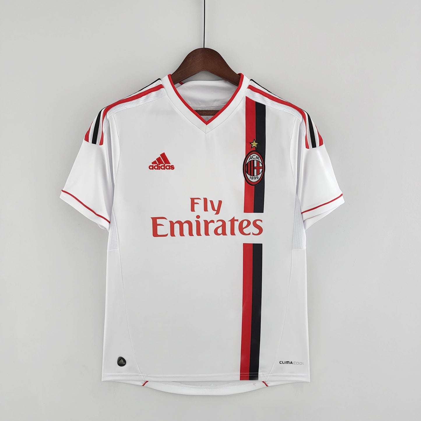 AC Milan 2013–14 Away “Fly Emirates” — Adidas blanca con franja vertical