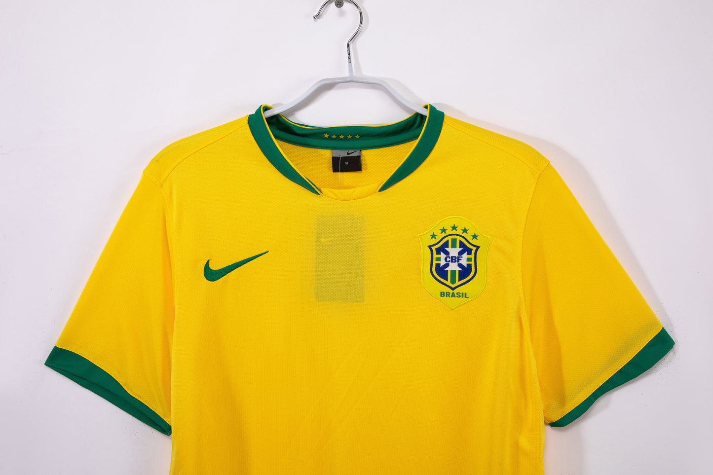 Camiseta Brasil Nike Local 2014/15 (Mundial Brasil 2014) – Amarilla con cuello verde (Dri-FIT)