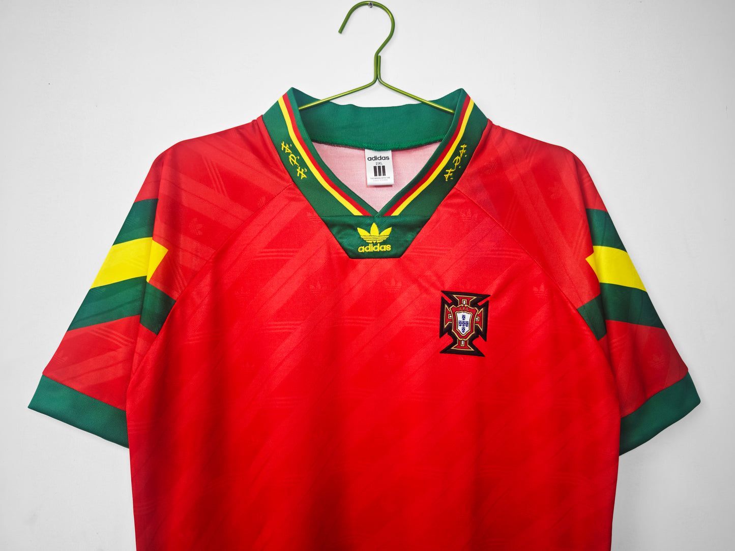 Camiseta Portugal Adidas Home 1992–94 – Roja con franjas tricolor en mangas (era Rui Costa/Figo)