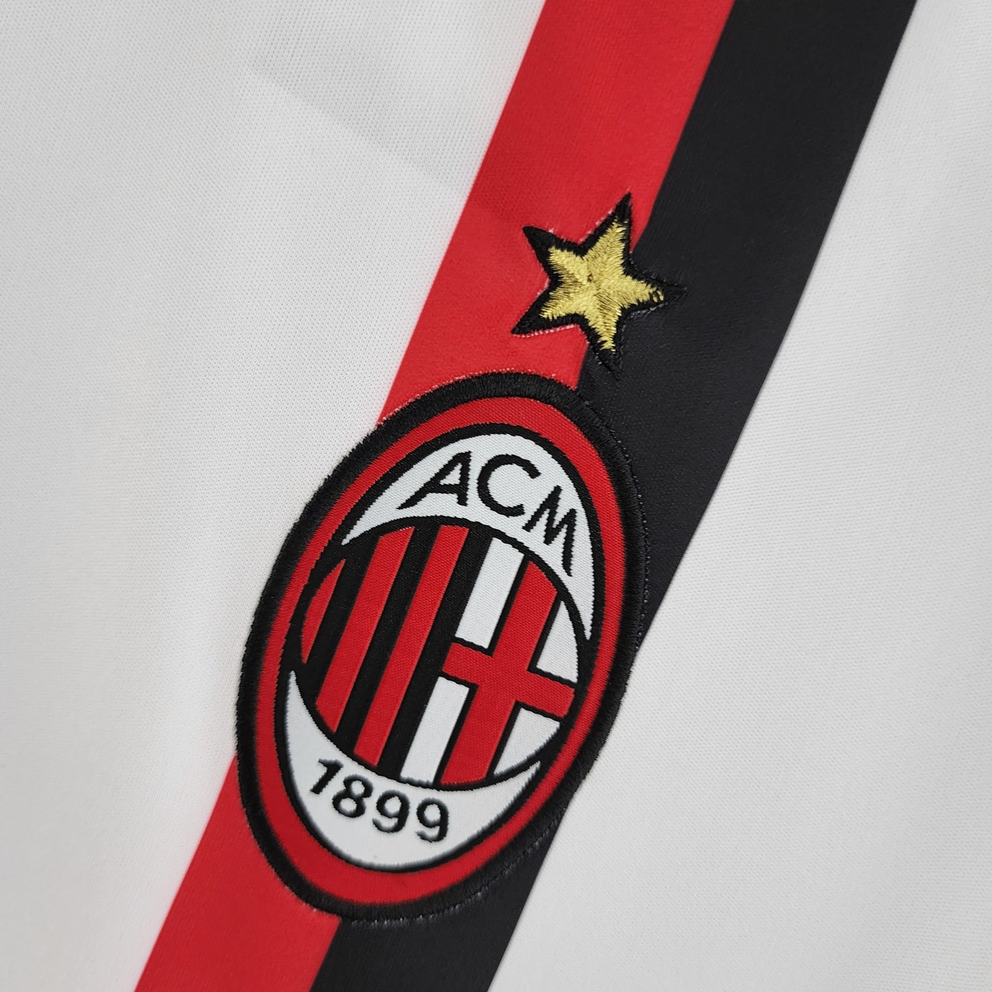 AC Milan 2013–14 Away “Fly Emirates” — Adidas blanca con franja vertical