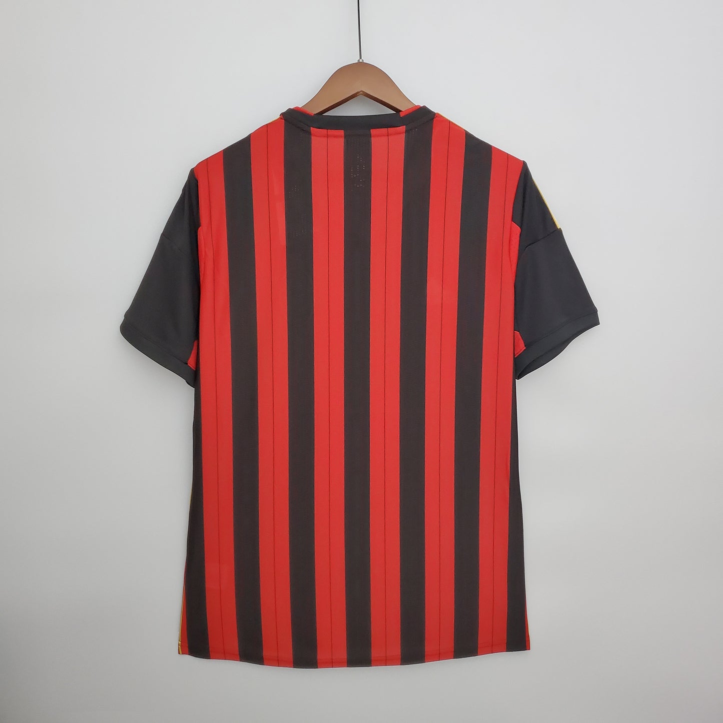 AC Milan “Fly Emirates” 2013–14 — Camiseta home Adidas rossonera (3 bandas doradas)