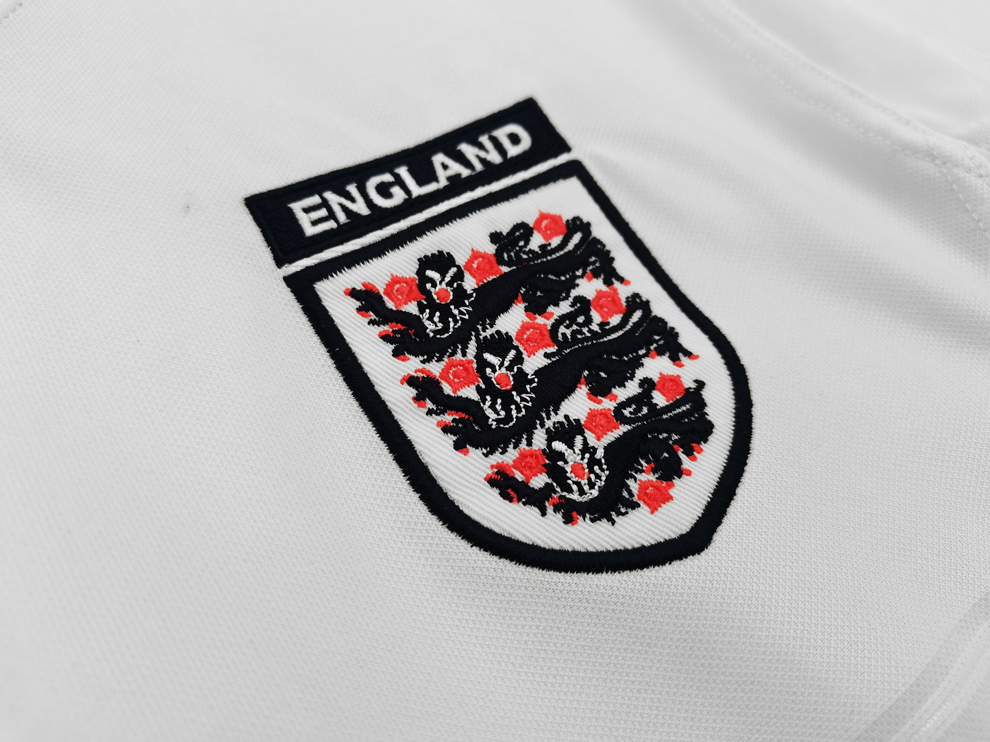 Inglaterra Umbro — Home blanca 2010-12 | “Tailored by Umbro”, minimalismo clásico