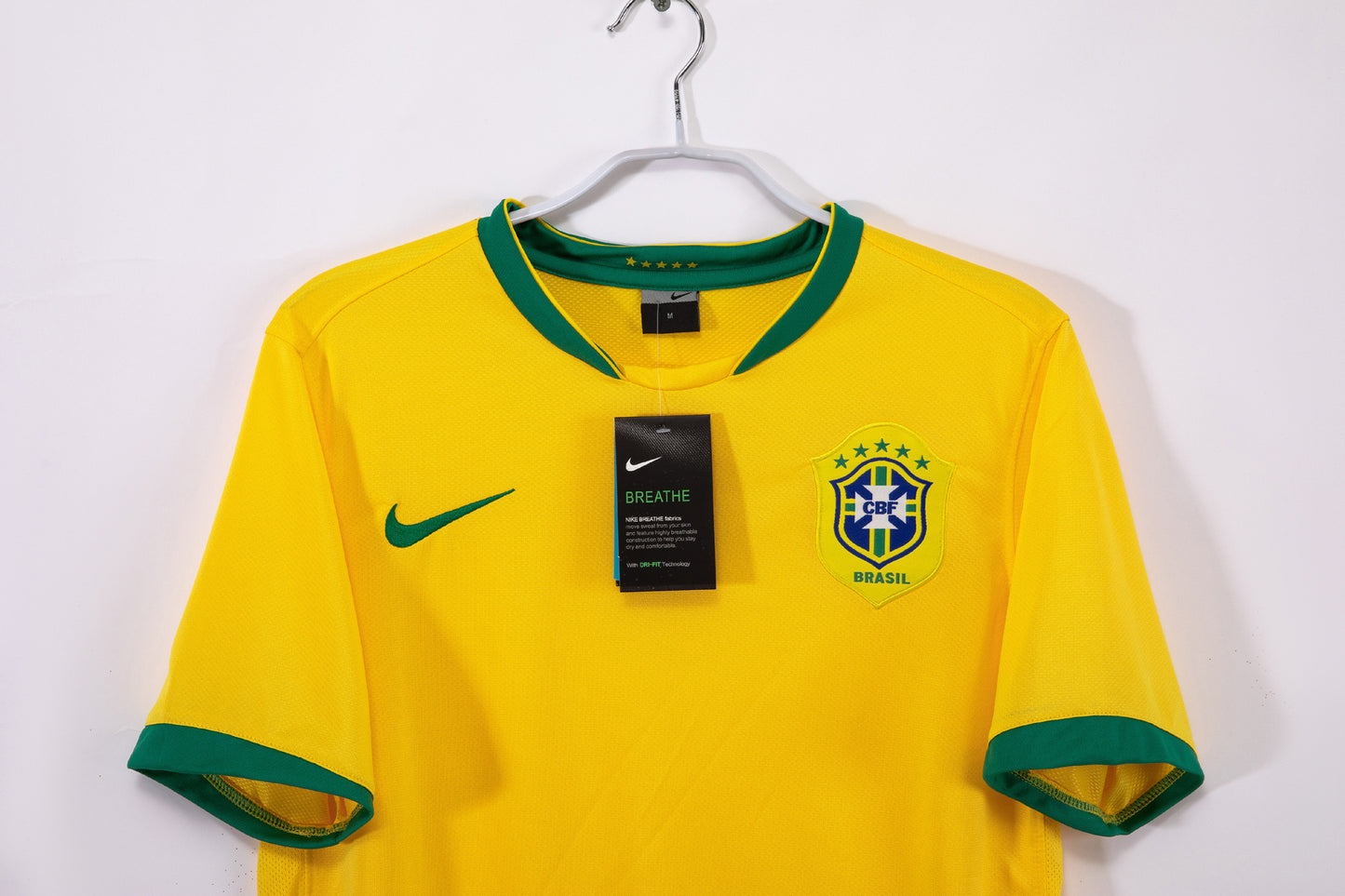 Camiseta Brasil Nike Local 2014/15 (Mundial Brasil 2014) – Amarilla con cuello verde (Dri-FIT)