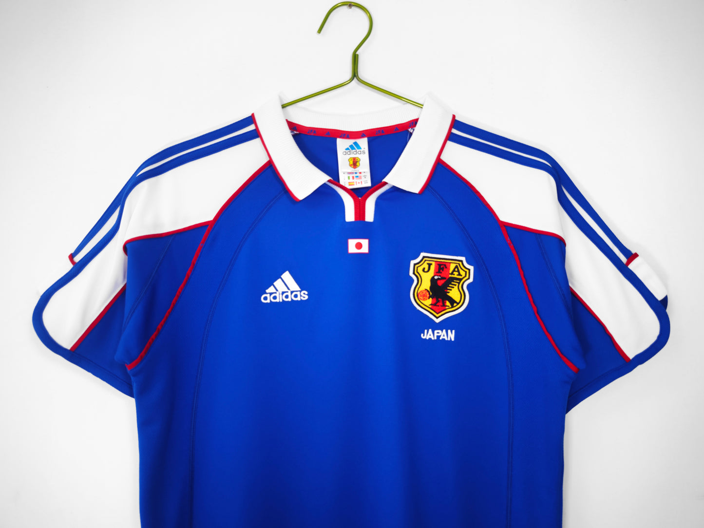 Camiseta Japón adidas Local 2002/03 (Mundial 2002) – Azul con hombros blancos y cuello polo