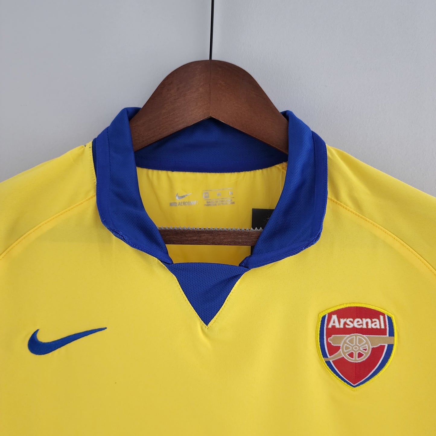 Arsenal “O2” 2004–05 — Camiseta away Nike amarilla (cuello azul)