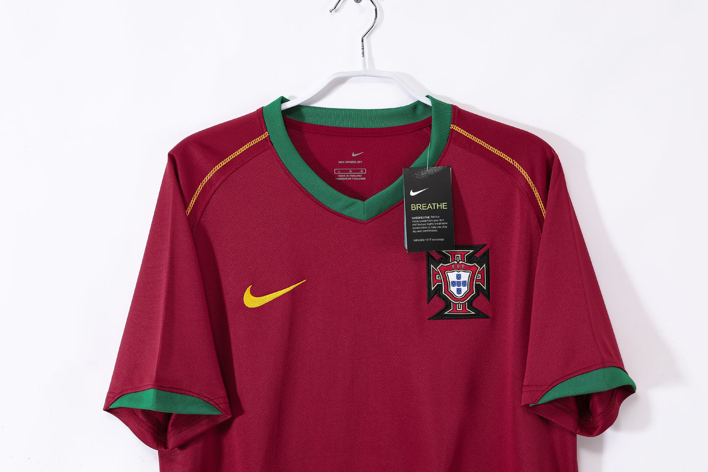 Camiseta Portugal Nike Local 2006–2008 – Granate con cuello en “V” verde (Dri-FIT)