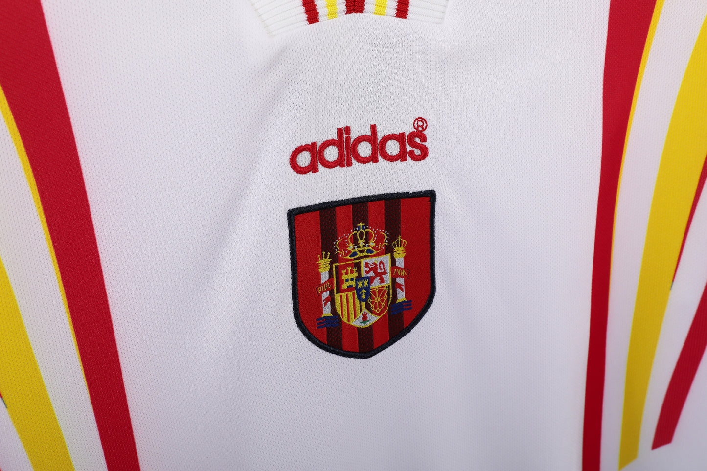 España 1994–96 Away (Blanca con arcos rojo/amarillo) – adidas Equipment