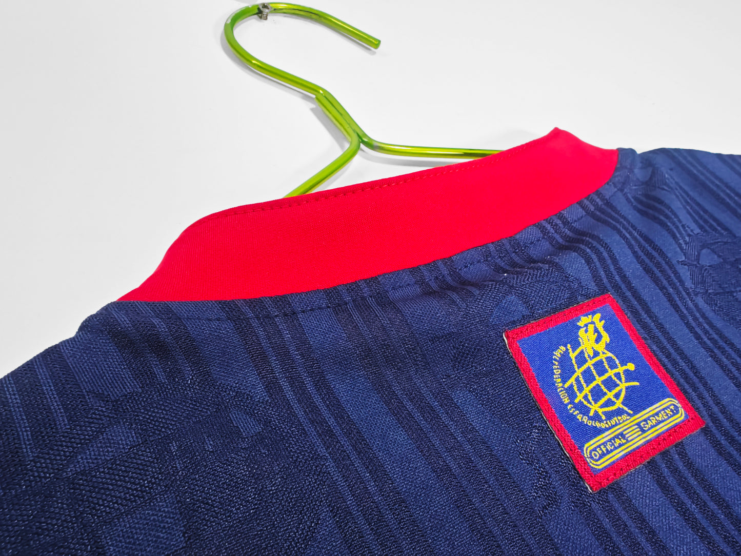 Camiseta España adidas Visitante 1994–1996 (USA ’94) – Azul marino con franja bandera y cuello henley