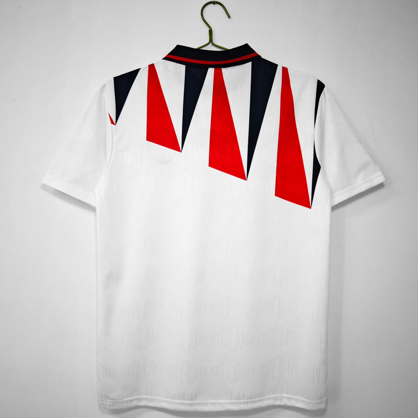 Camiseta Inglaterra Score Draw Retro – Home 1990–1992 | Blanca con picos rojo/marino y cuello polo