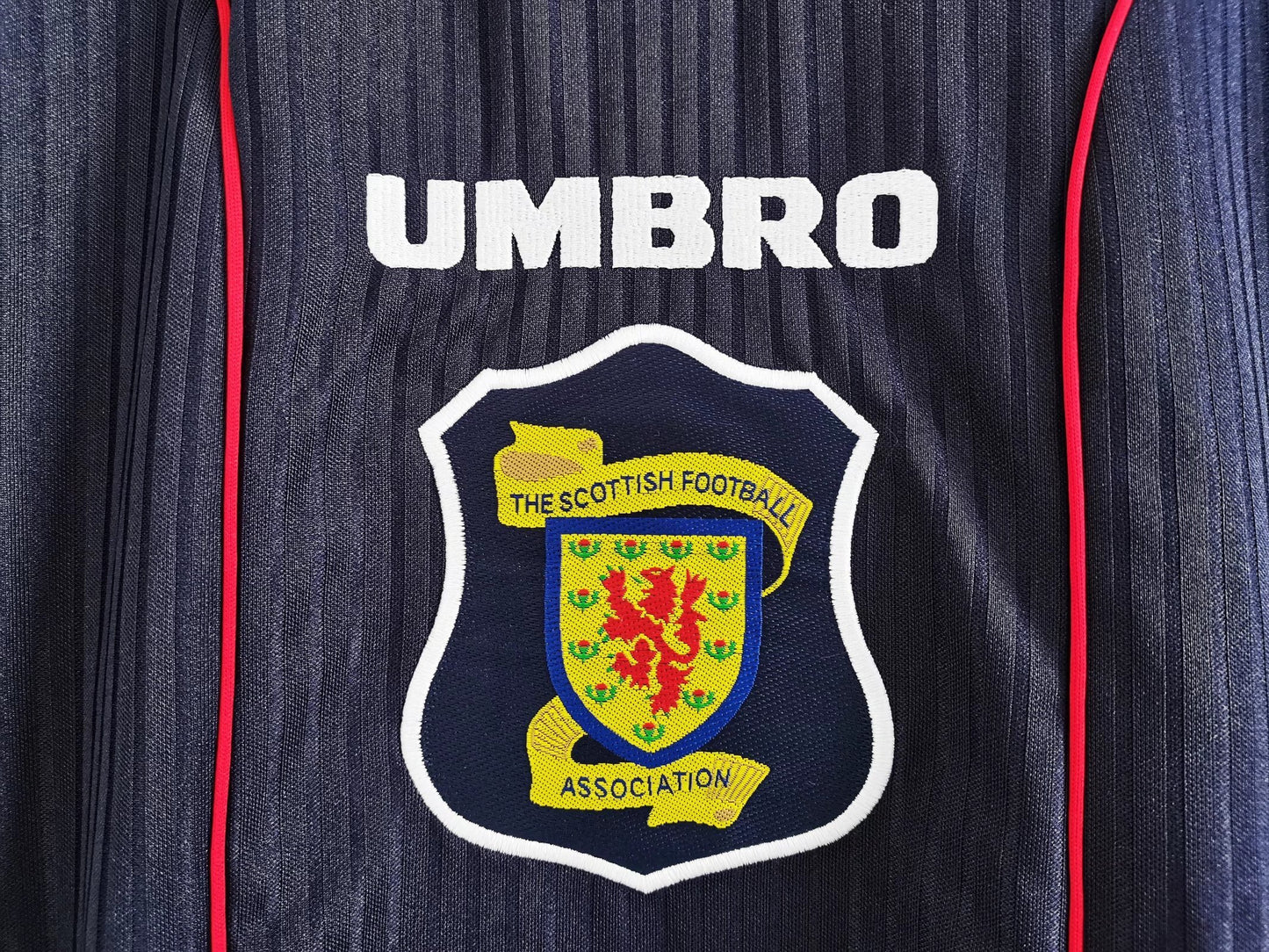 Camiseta Escocia 1999-01 Home Azul Marino – Umbro (play-off vs. Inglaterra, Collins & Hutchison)
