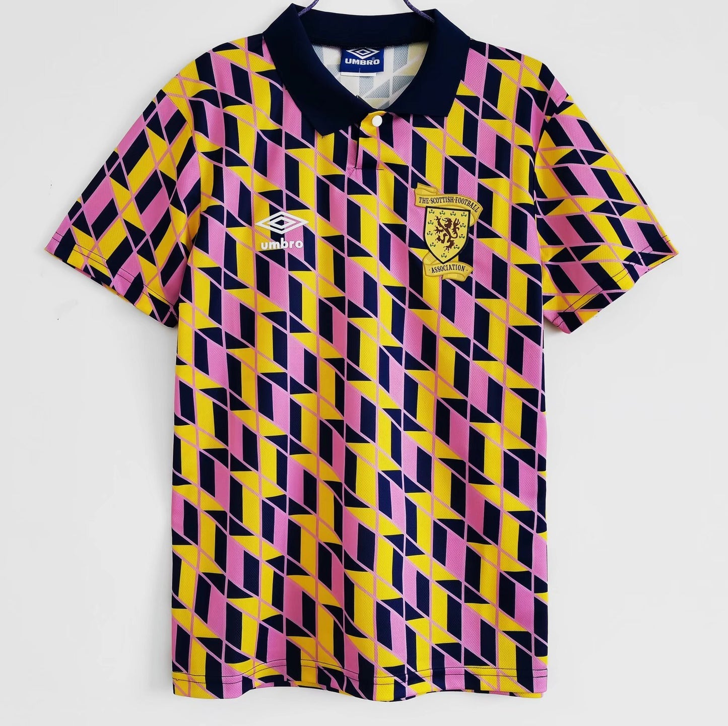 Escocia Umbro — Third 1991-93 | patrón geométrico amarillo/rosa y cuello polo marino