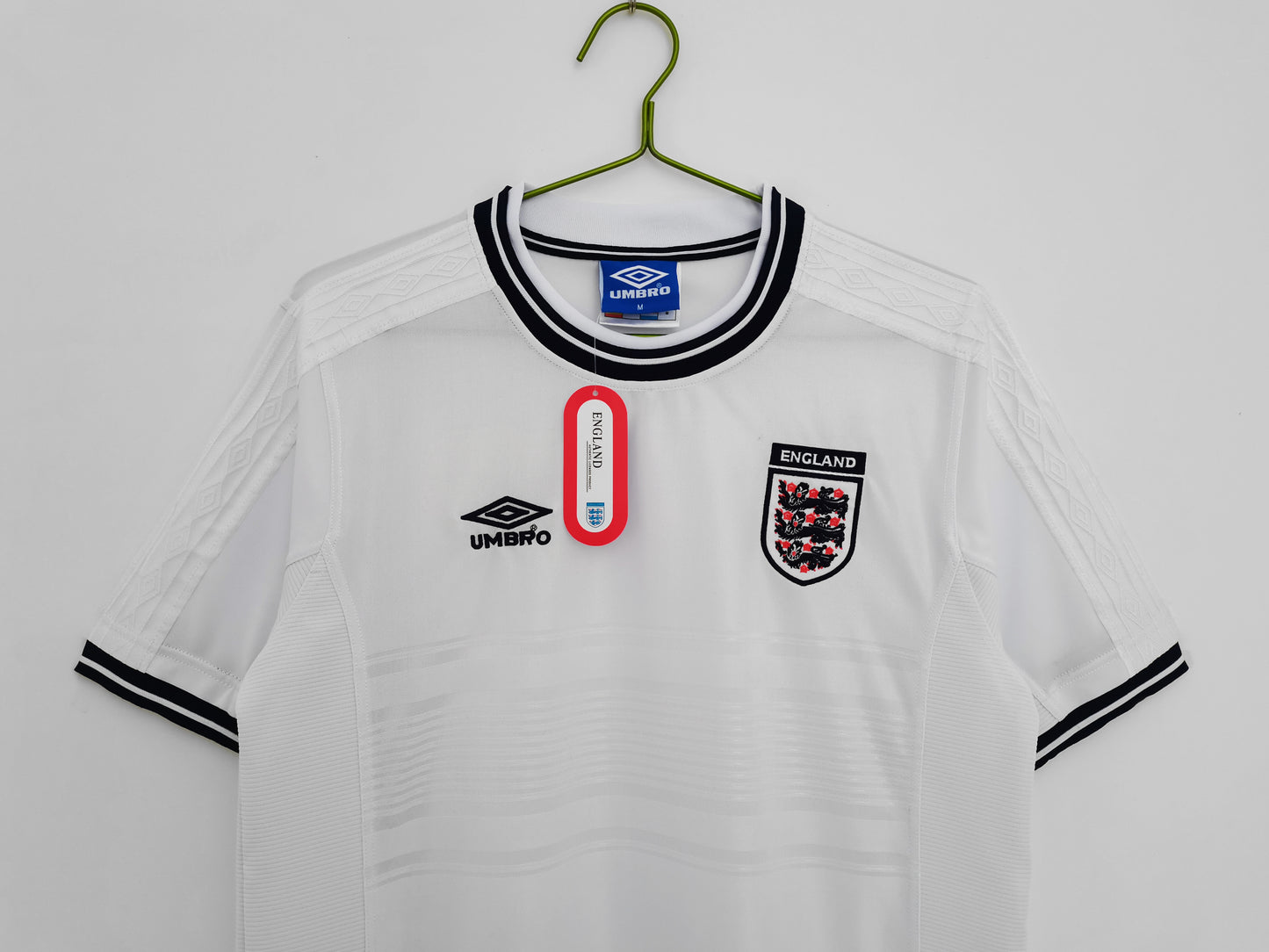 Inglaterra Umbro — Home blanca 2010-12 | “Tailored by Umbro”, minimalismo clásico