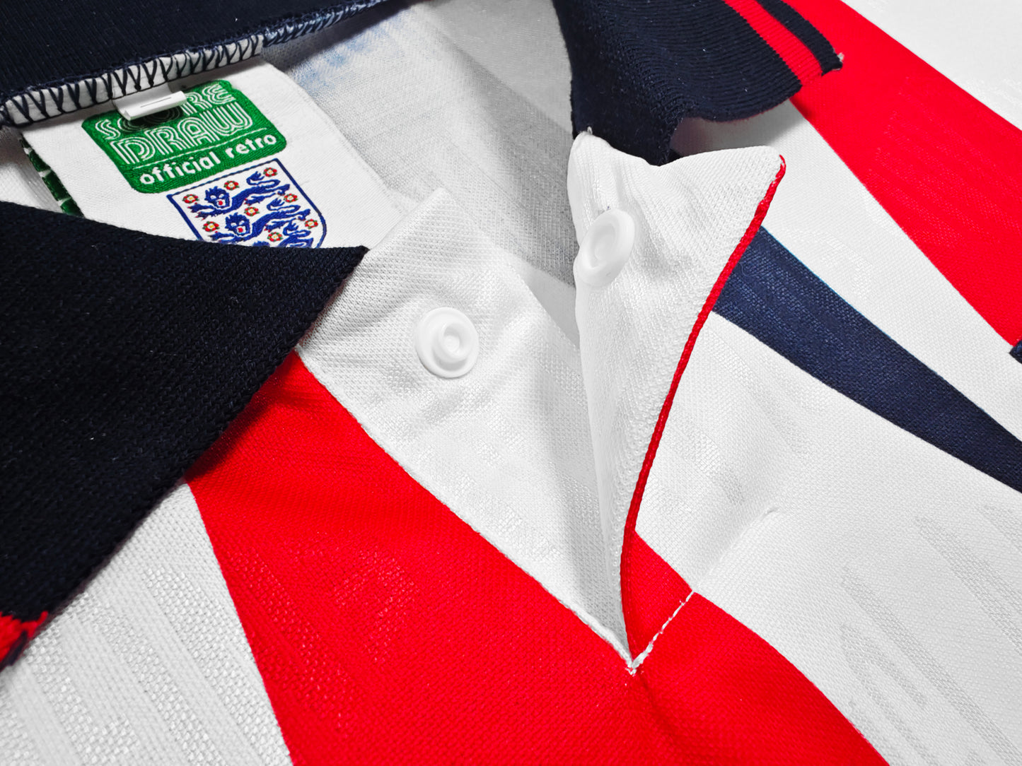 Camiseta Inglaterra Score Draw Retro – Home 1990–1992 | Blanca con picos rojo/marino y cuello polo