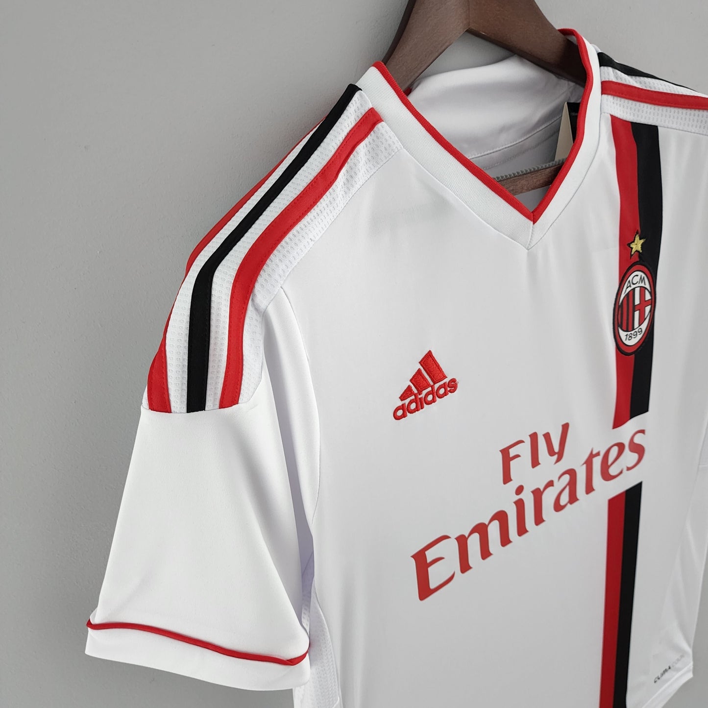 AC Milan 2013–14 Away “Fly Emirates” — Adidas blanca con franja vertical