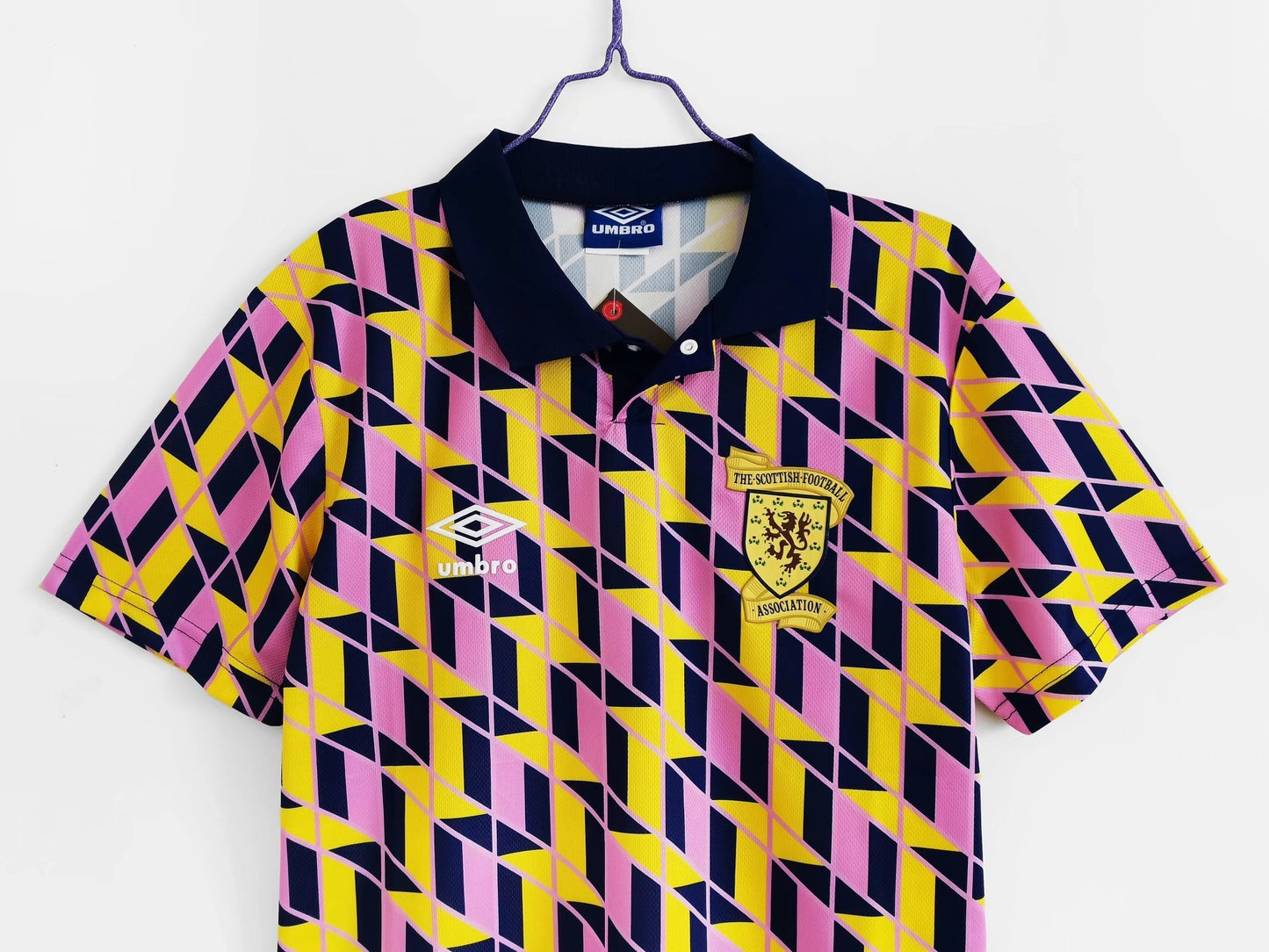 Escocia Umbro — Third 1991-93 | patrón geométrico amarillo/rosa y cuello polo marino