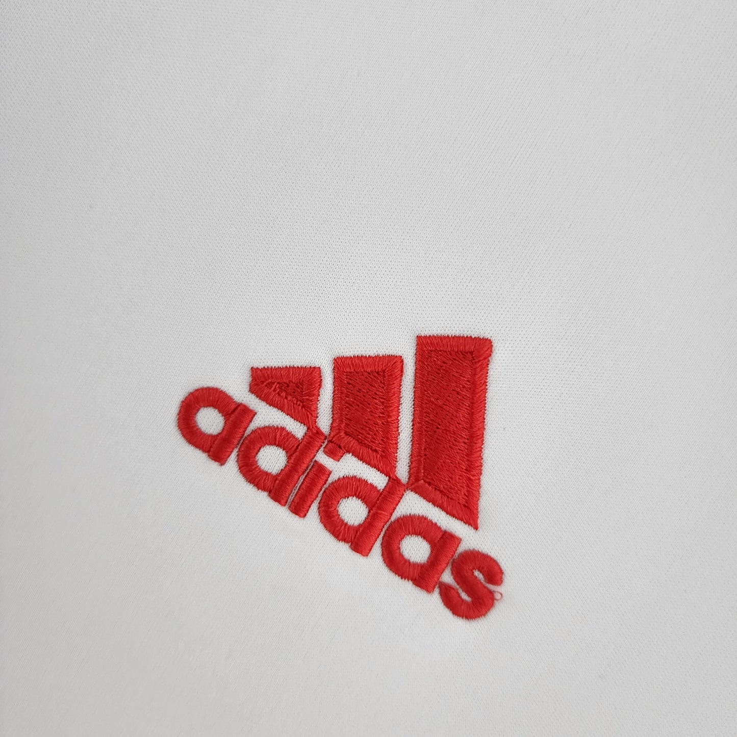 AC Milan 2013–14 Away “Fly Emirates” — Adidas blanca con franja vertical