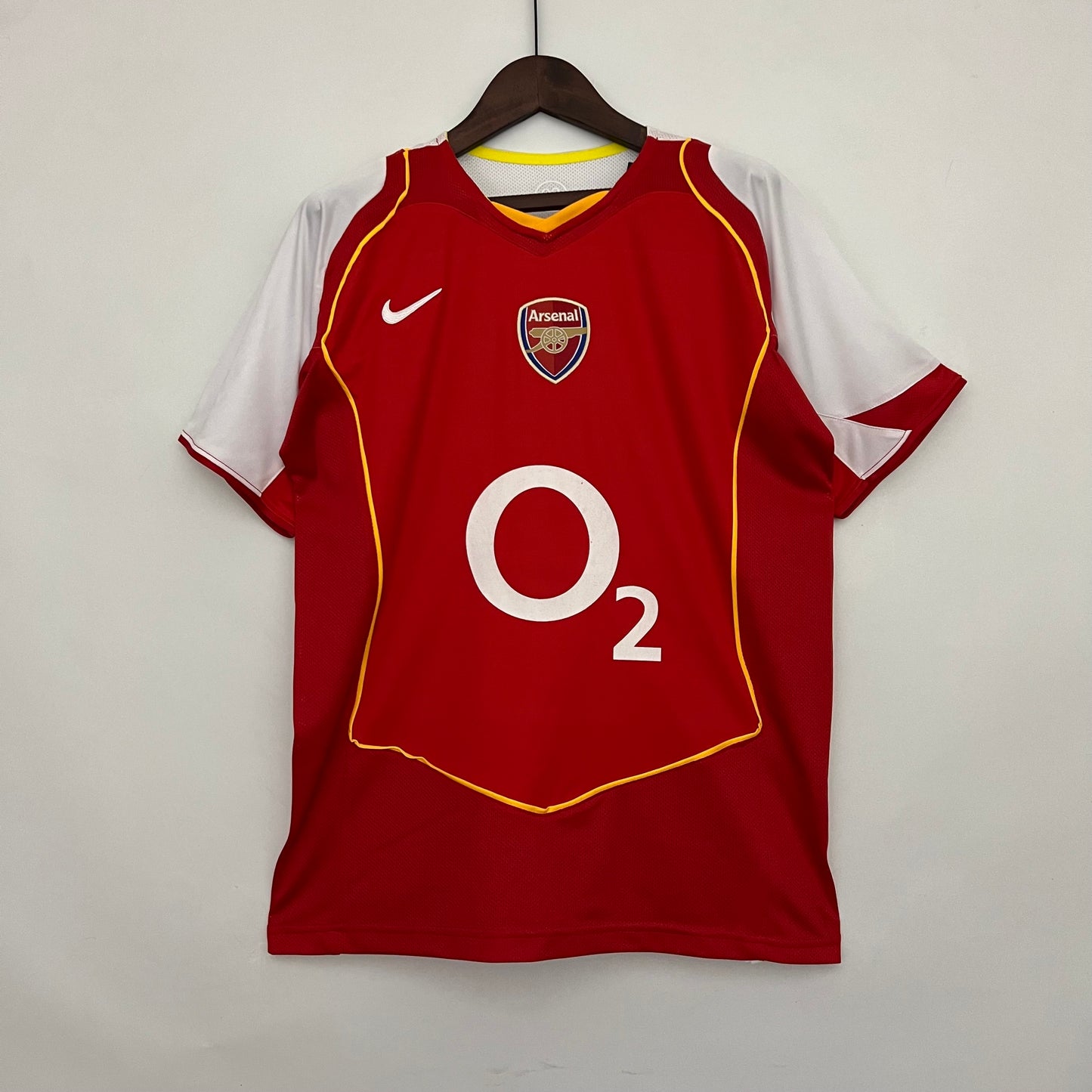 Arsenal “O2” 2004–05 — Camiseta home Nike roja (mangas blancas)
