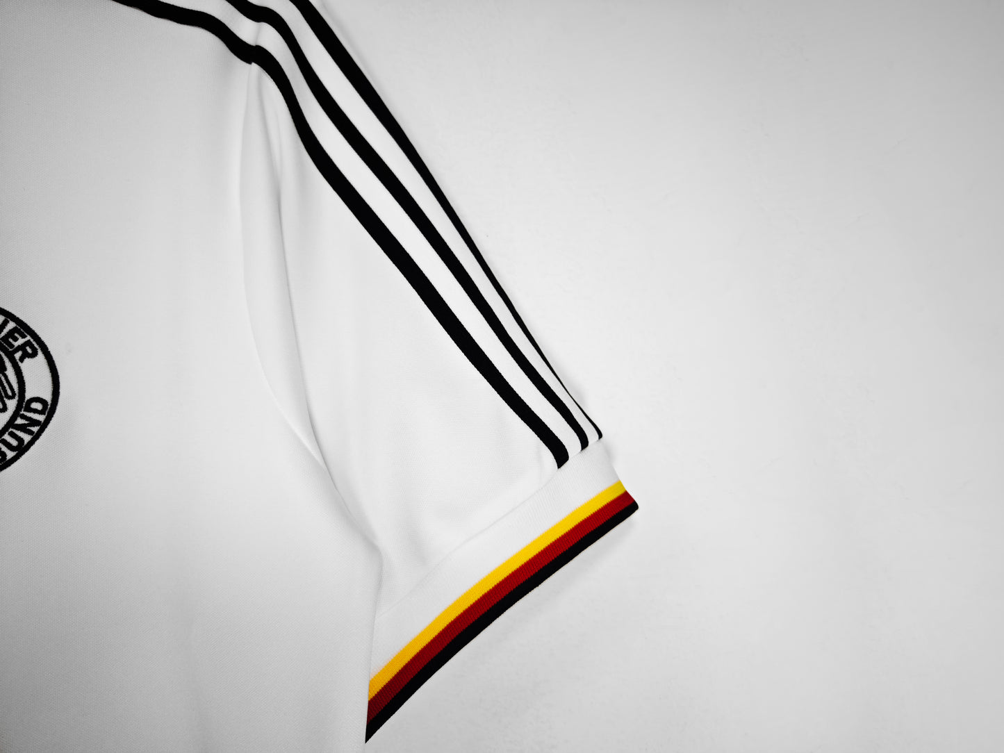 Camiseta Alemania adidas Originals Retro – Blanca con 3 bandas y ribete tricolor (inspiración 70/80)