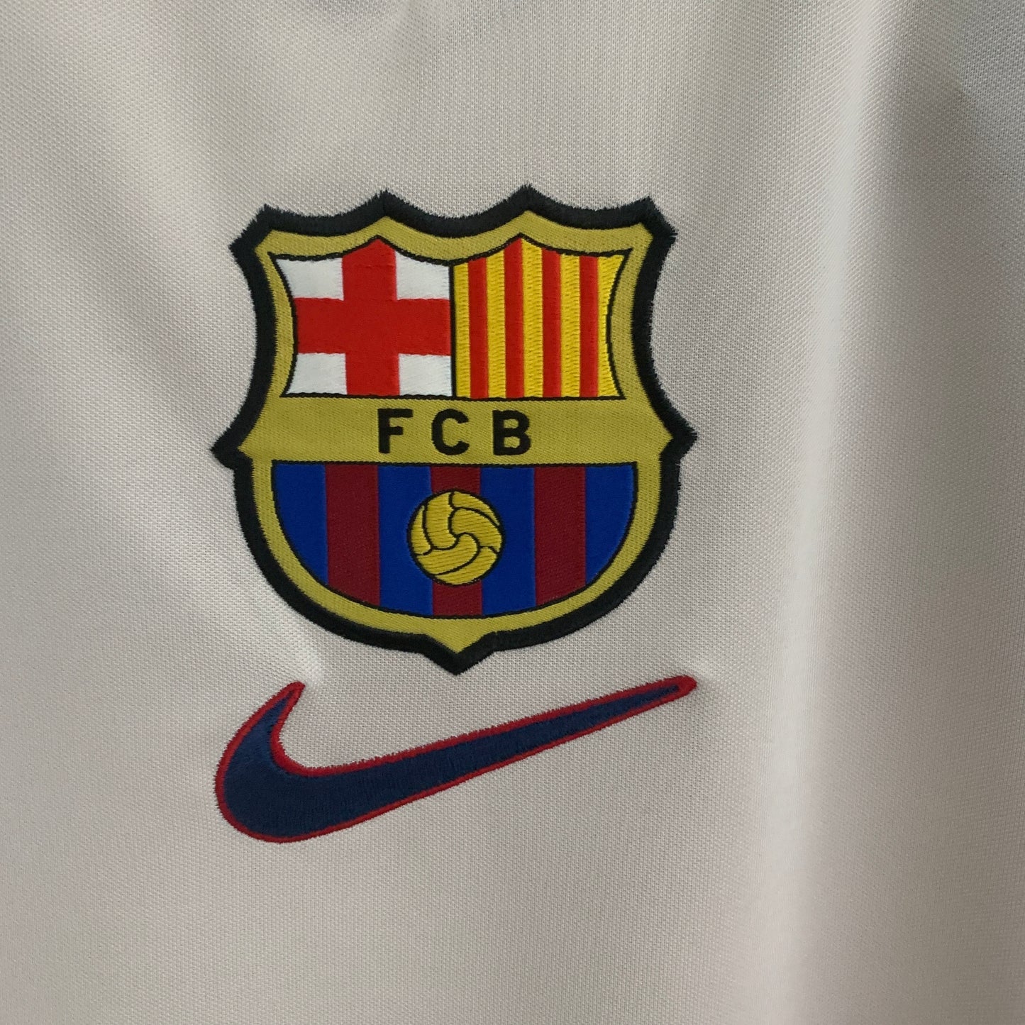 FC Barcelona 2001–02 — Camiseta away Nike blanca/crema (paneles blaugrana)