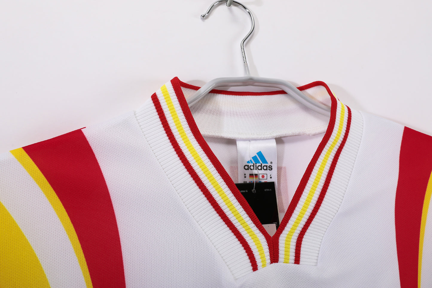 España 1994–96 Away (Blanca con arcos rojo/amarillo) – adidas Equipment