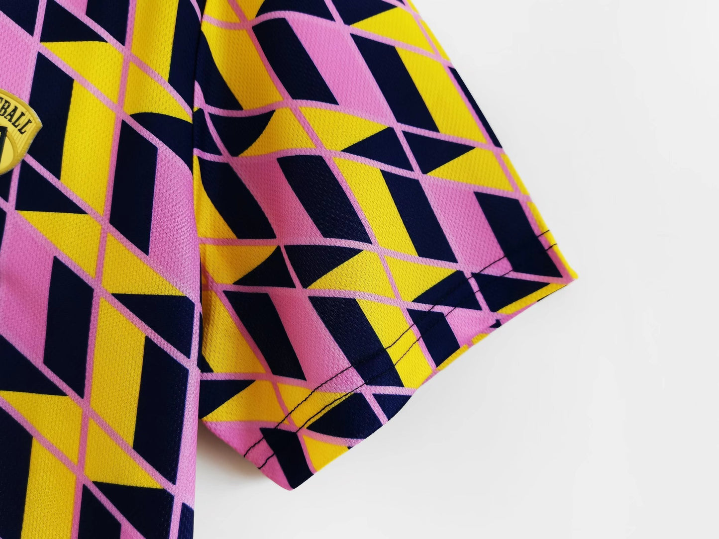 Escocia Umbro — Third 1991-93 | patrón geométrico amarillo/rosa y cuello polo marino