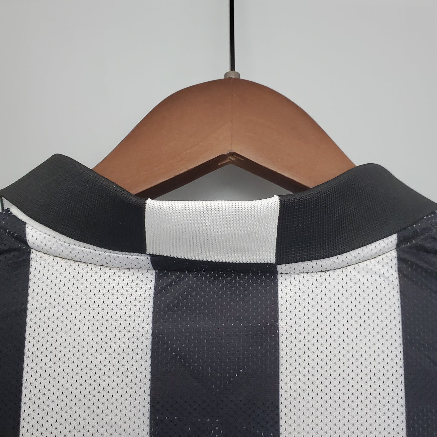 Juventus “Jeep” 2013–14 — Camiseta home Nike a rayas blancas y negras (Scudetto)