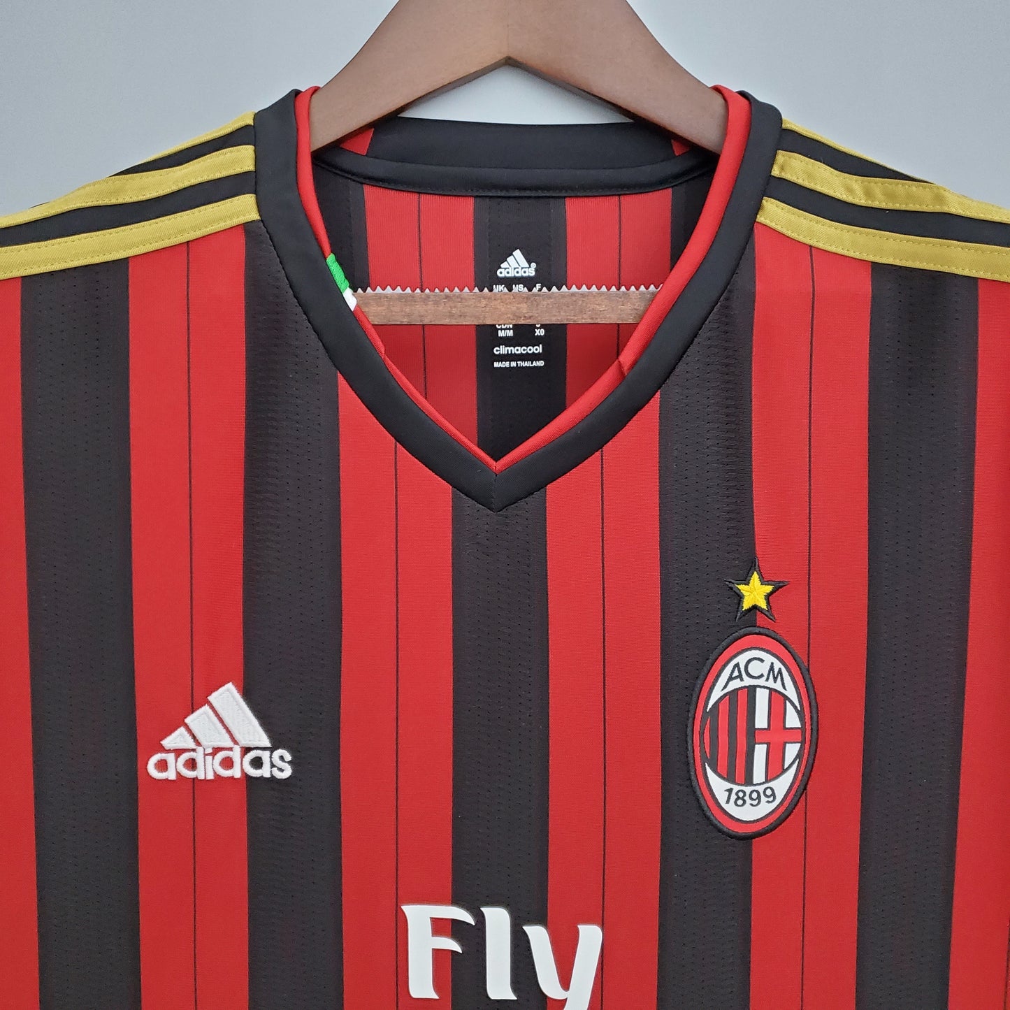 AC Milan “Fly Emirates” 2013–14 — Camiseta home Adidas rossonera (3 bandas doradas)