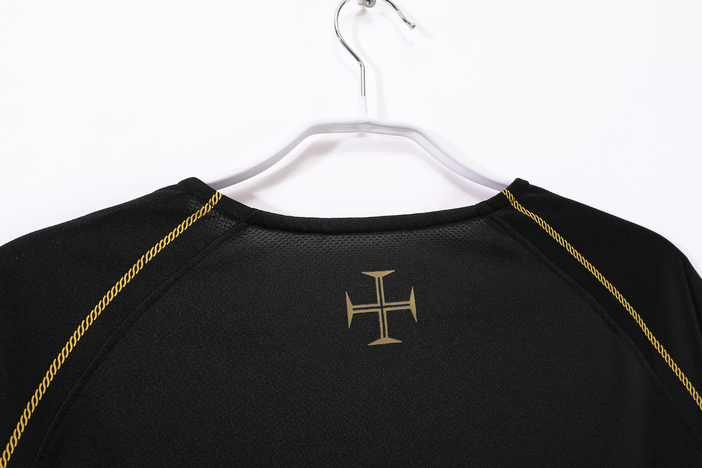 Camiseta Portugal Nike Tercera 2004–2006 – Negra con detalles dorados (Dri-FIT)