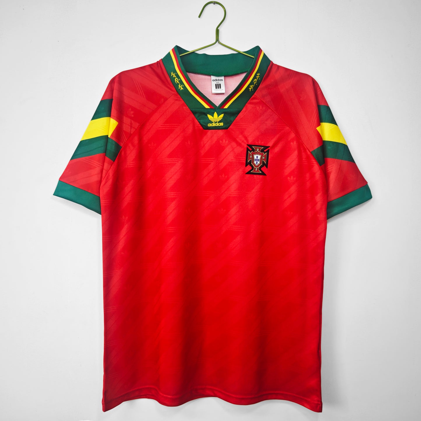 Camiseta Portugal Adidas Home 1992–94 – Roja con franjas tricolor en mangas (era Rui Costa/Figo)