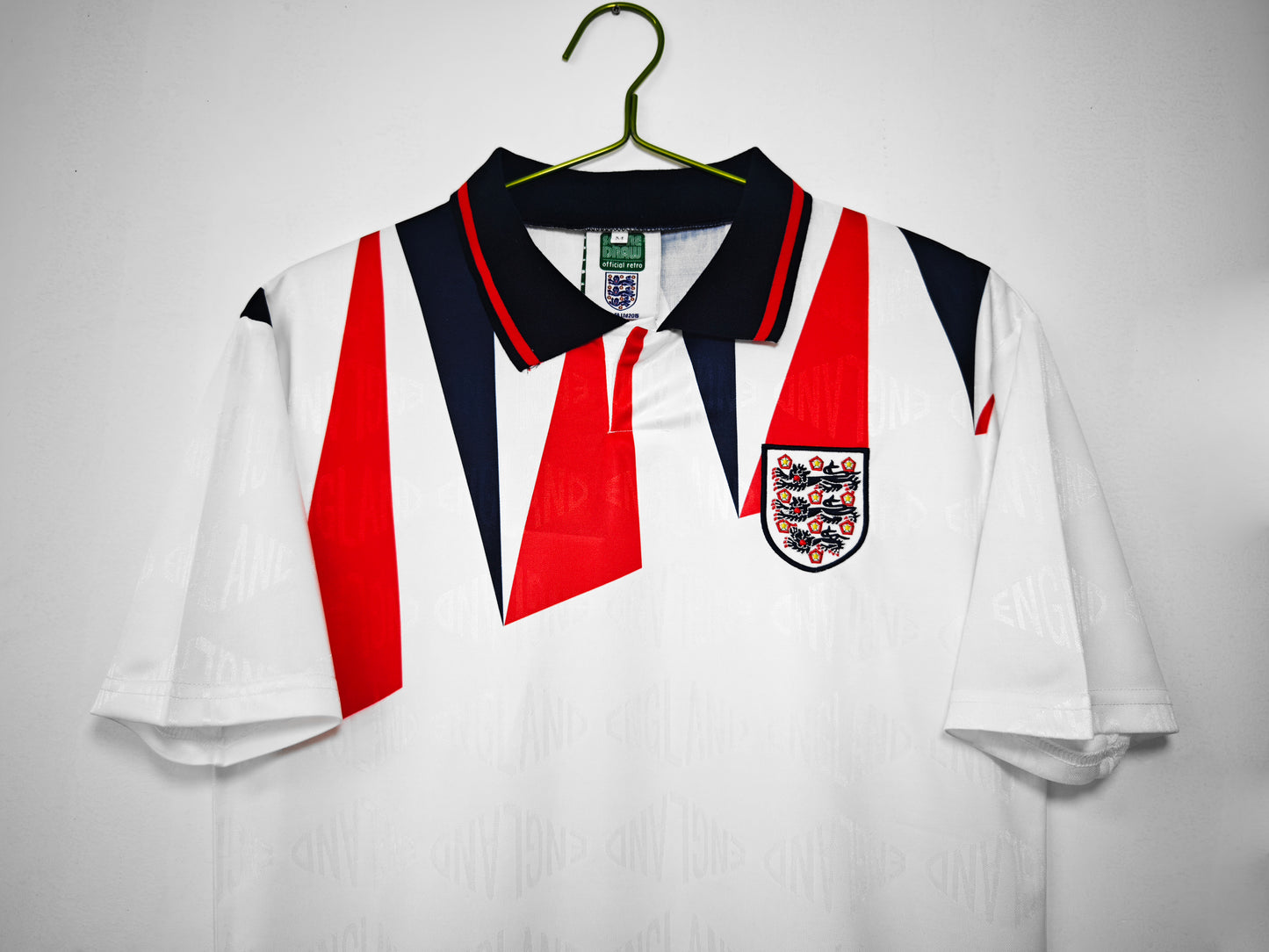 Camiseta Inglaterra Score Draw Retro – Home 1990–1992 | Blanca con picos rojo/marino y cuello polo