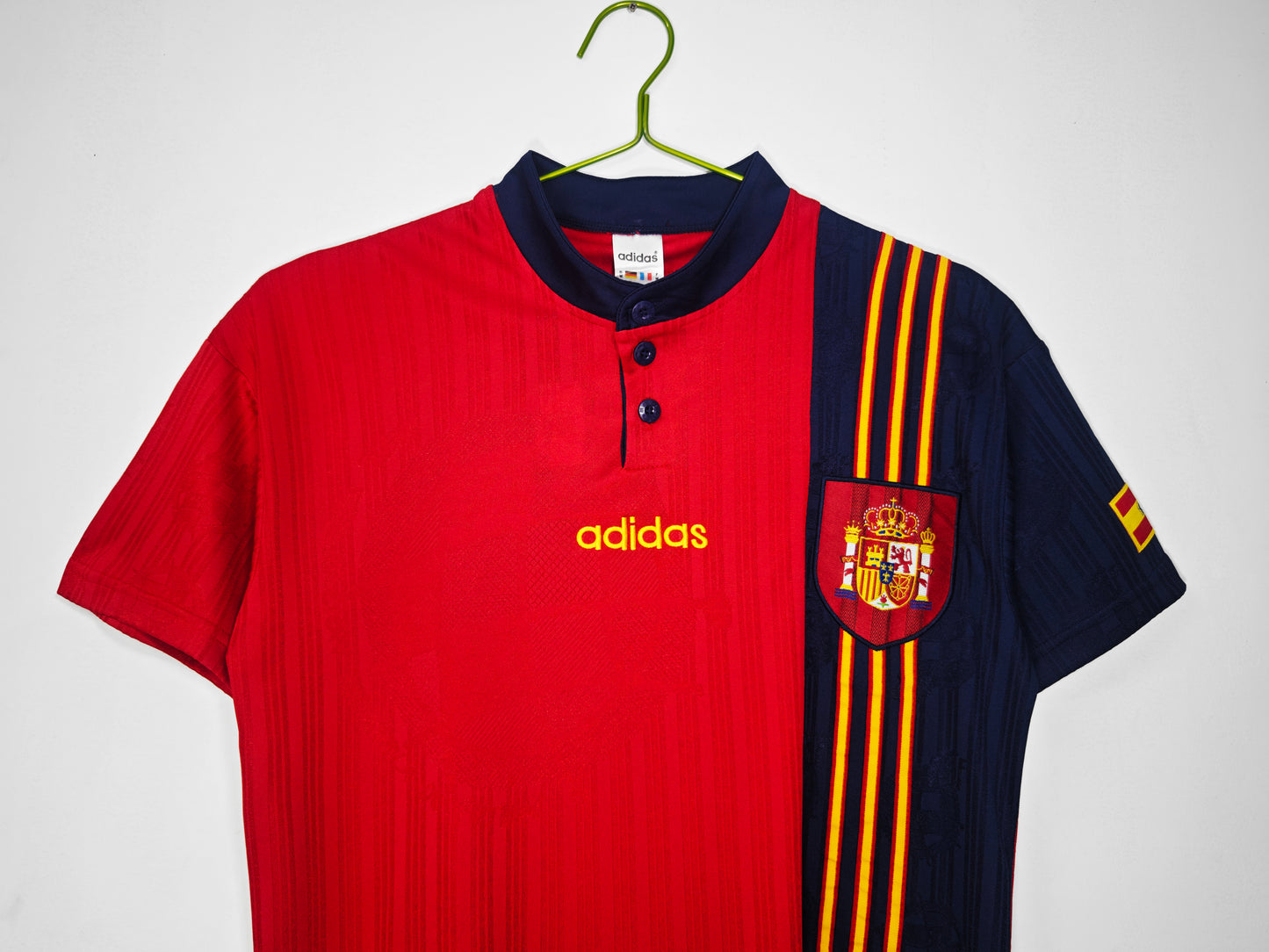 Camiseta España adidas Local 1994–1996 (USA ’94) – Roja con franja bandera y cuello henley