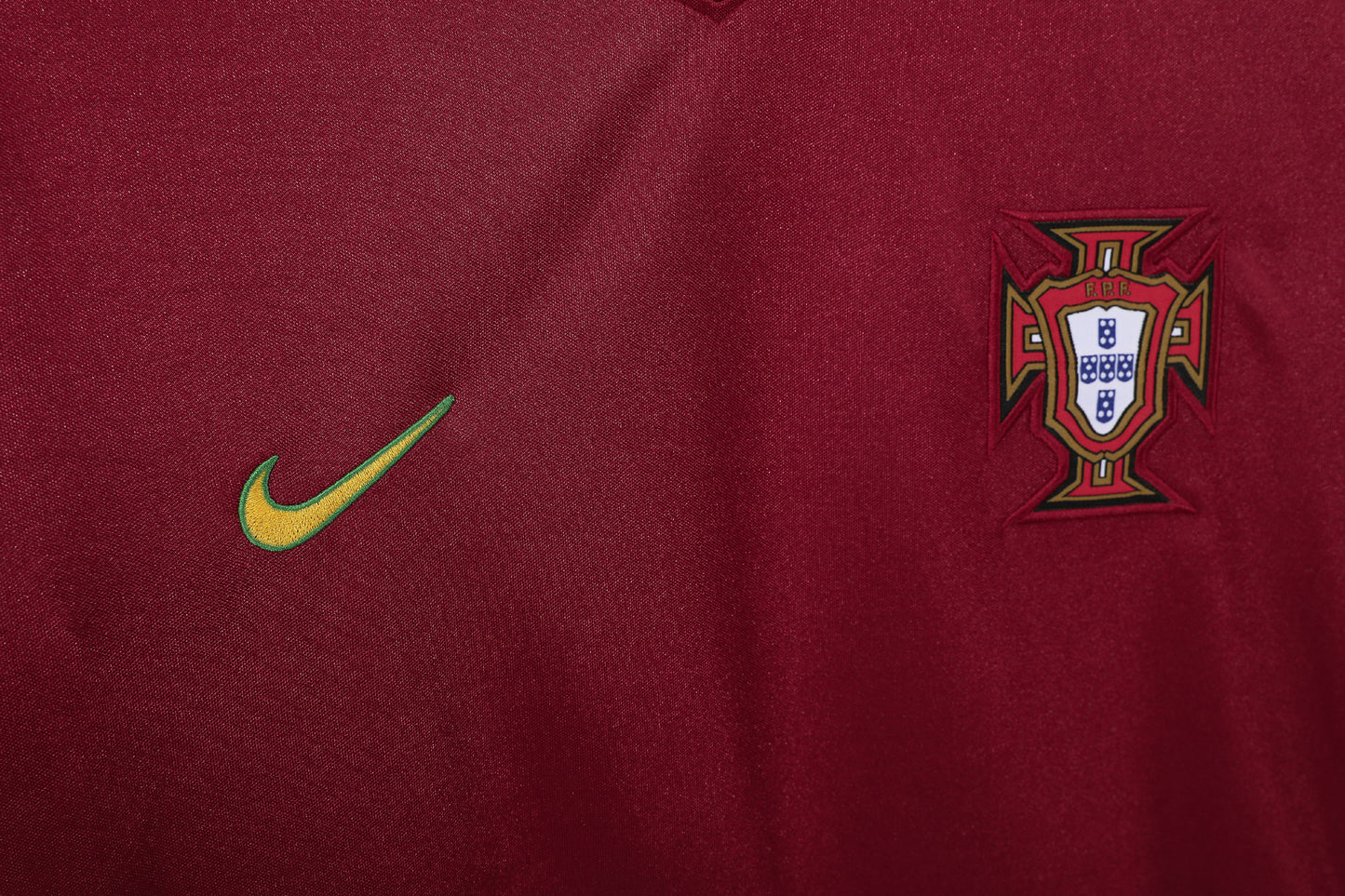 Camiseta Portugal Nike Local 2002–2004 (Mundial 2002) – Granate con cuello verde