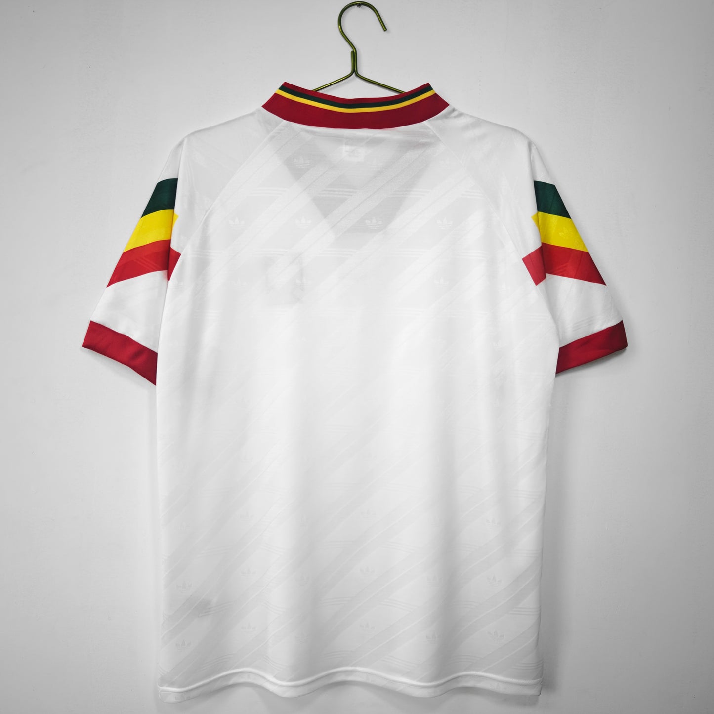 Camiseta Portugal Adidas Away 1992–94 – Blanca con franjas tricolor en mangas (era Rui Costa/Figo)