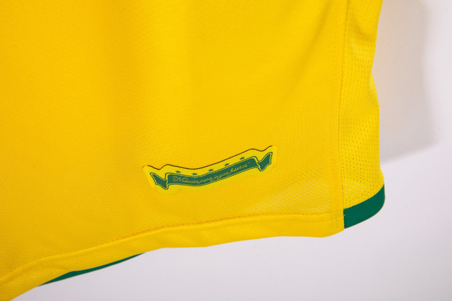 Camiseta Brasil Nike Local 2014/15 (Mundial Brasil 2014) – Amarilla con cuello verde (Dri-FIT)