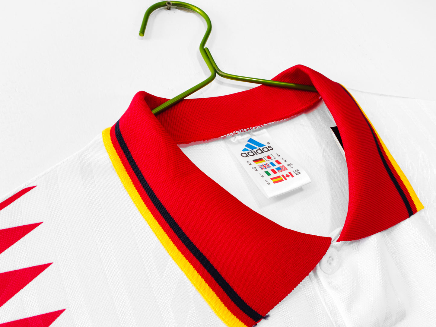 Camiseta España adidas Visitante 1992–1994 – Blanca con franja de triángulos roja/amarilla