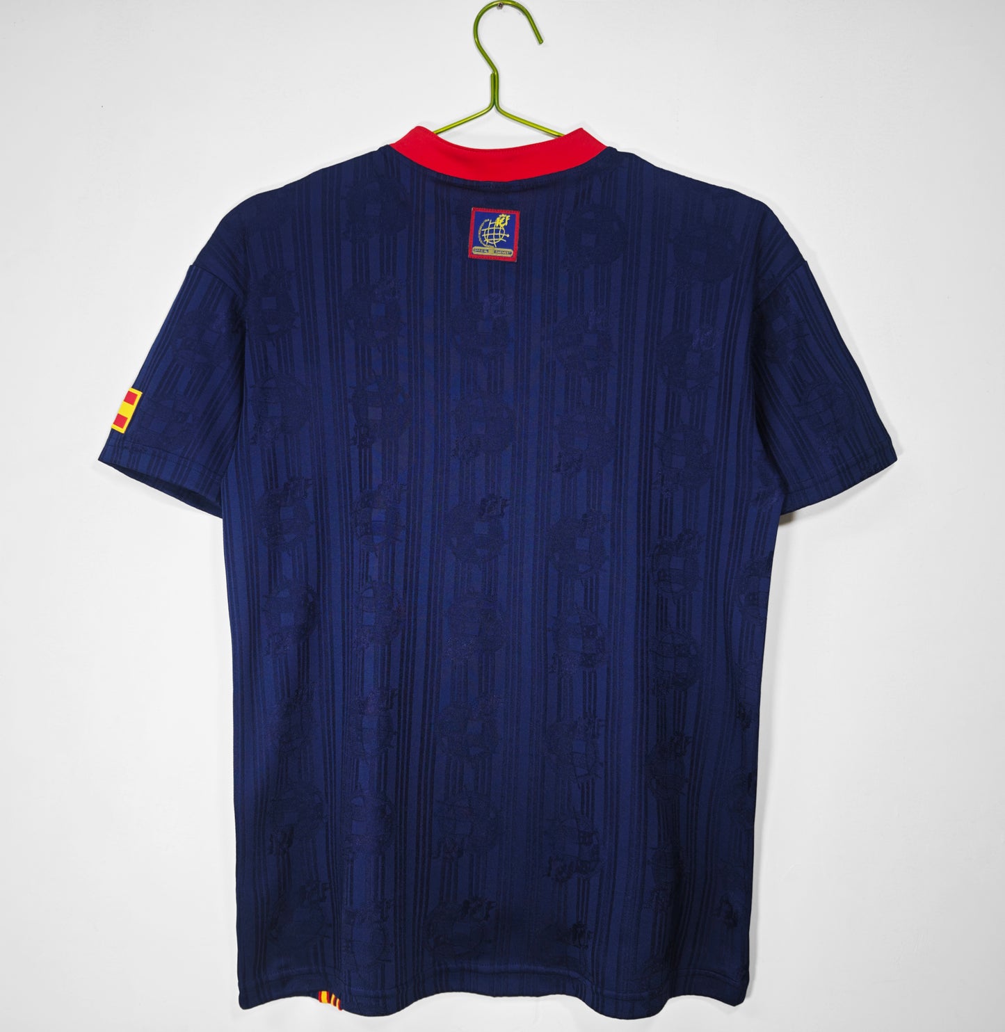 Camiseta España adidas Visitante 1994–1996 (USA ’94) – Azul marino con franja bandera y cuello henley