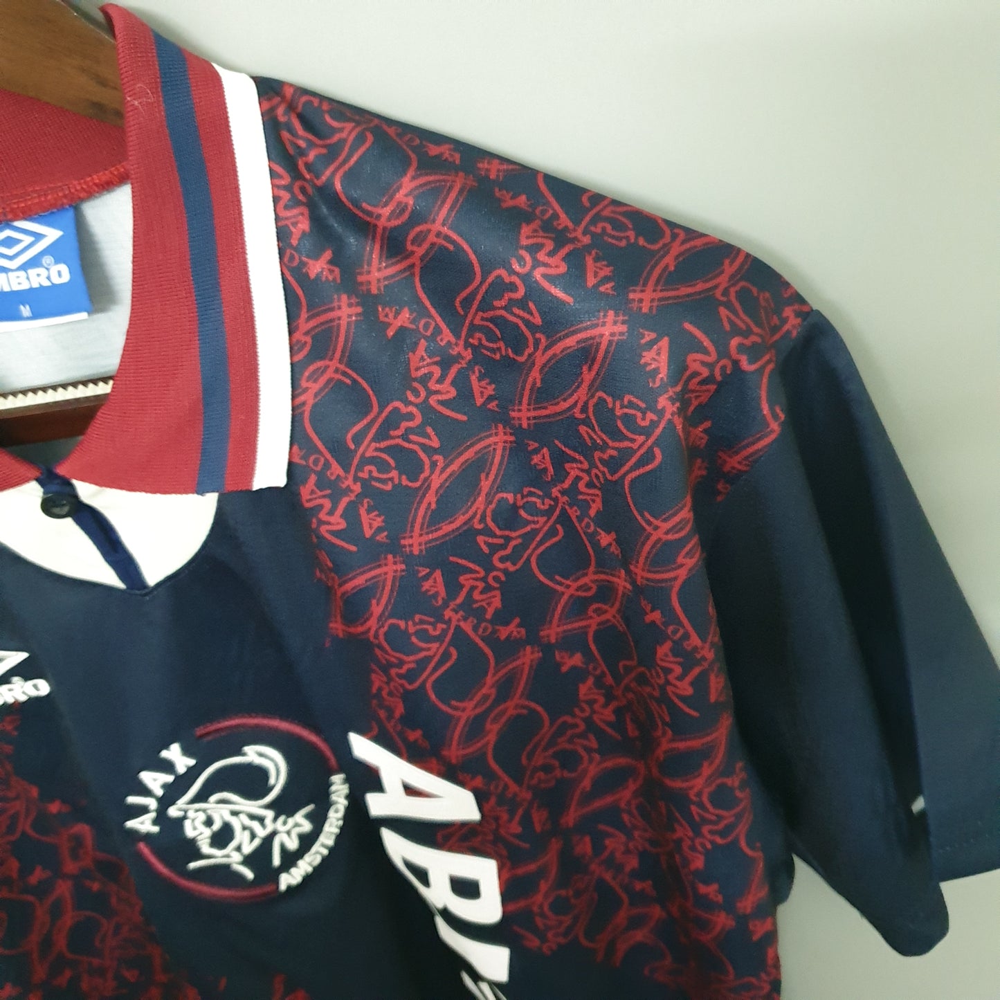 Ajax “ABN-AMRO” 1994–96 — Camiseta away Umbro azul marino (patrón rojo)