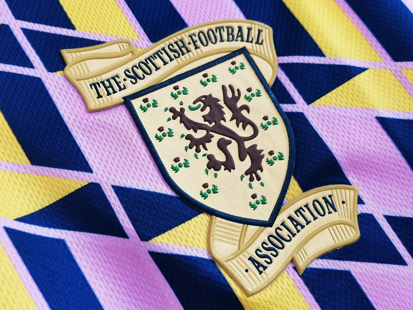 Escocia Umbro — Third 1991-93 | patrón geométrico amarillo/rosa y cuello polo marino